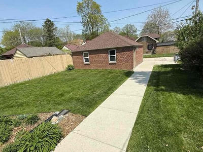 Lawn Care service in Milwaukee, 53202