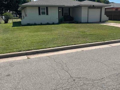 Lawn Care service in Nichols Hills, 73116