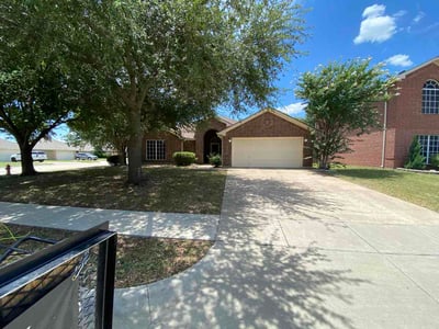 Lawn Care service in Burleson, 76028