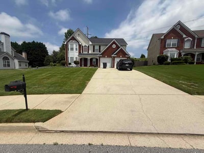 Lawn Care service in Leawood, 64804