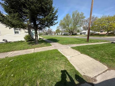 Lawn Care service in Pontiac, 48342