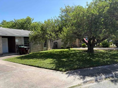 Lawn Care service in Universal City, 78148