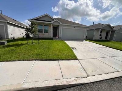 Lawn Care service in Converse, 78109