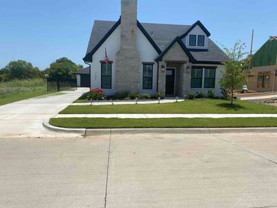 Lawn Care service in Burleson, 76028