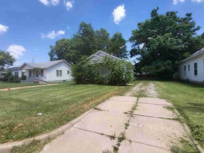 Lawn Care service in Wichita, 67202