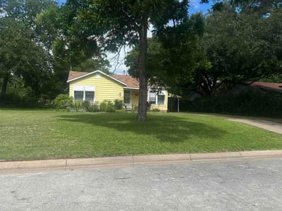Lawn Care service in Weatherford, 76086