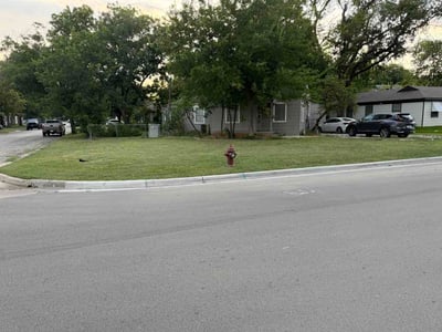Lawn Care service in River Oaks, 76114