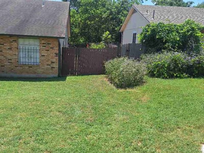 Lawn Care service in Del Valle, 78617