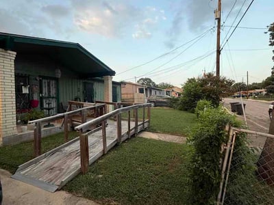 Lawn Care service in Floresville, 78114