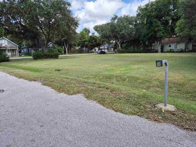 Lawn Care service in Laredo, 78040