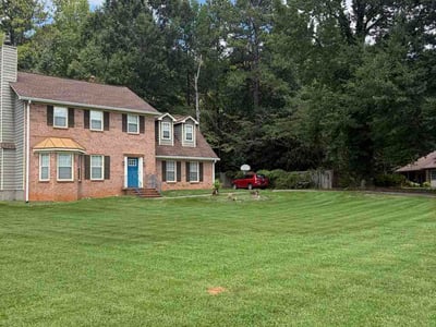 Lawn Care service in Leawood, 64804
