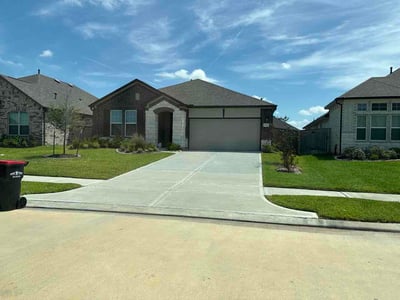 Lawn Care service in Alvin, 77511
