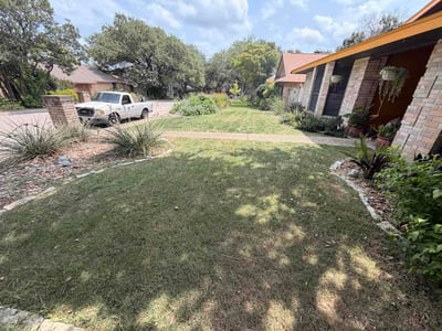 Lawn Care service in Floresville, 78114