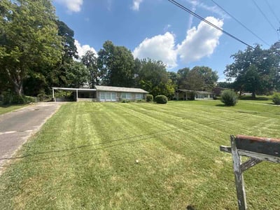 Lawn Care service in Powell, 37849
