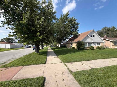 Lawn Care service in Montgomery, 60538
