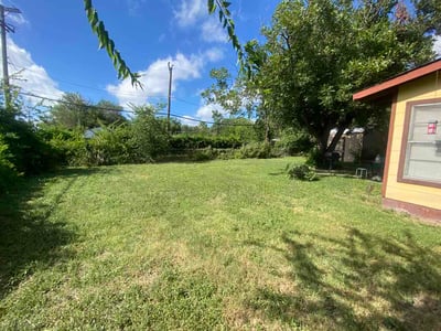 Lawn Care service in Floresville, 78114