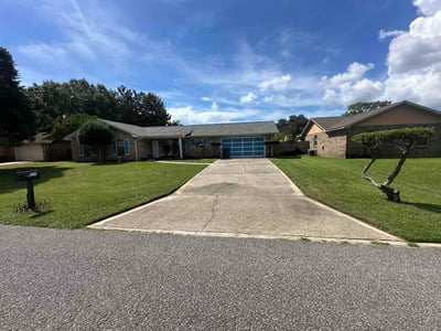 Lawn Care service in Cantonment, 32533