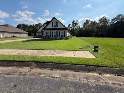 Lawn Care service in Milton, 32570