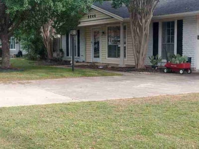 Lawn Care service in Lytle, 78052