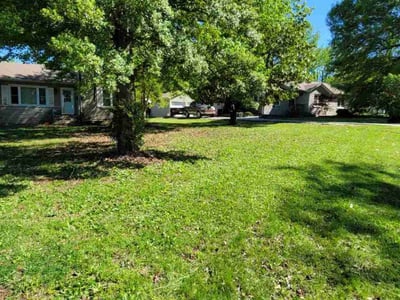 Lawn Care service in Springfield, 65806