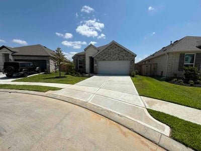 Lawn Care service in Dickinson, 77539