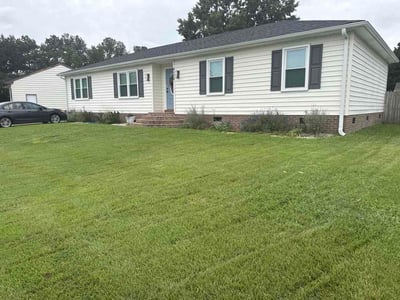 Lawn Care service in Hayes, 23072