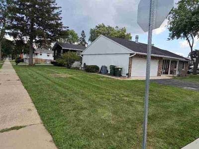 Lawn Care service in Montgomery, 60538