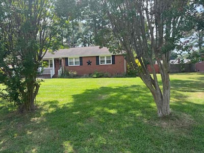 Lawn Care service in Hayes, 23072