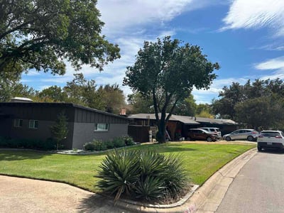 Lawn Care service in River Oaks, 76114