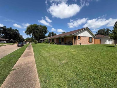 Lawn Care service in Brazoria, 77422