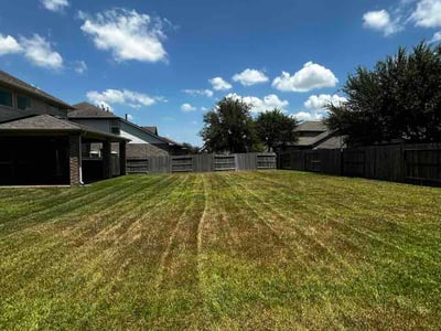 Lawn care service in Manvel, 77578