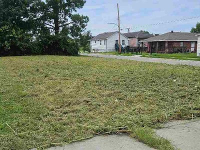 Lawn care service in New Orleans, 70117