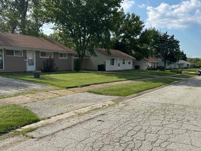 Lawn care service in St. Louis, 63121