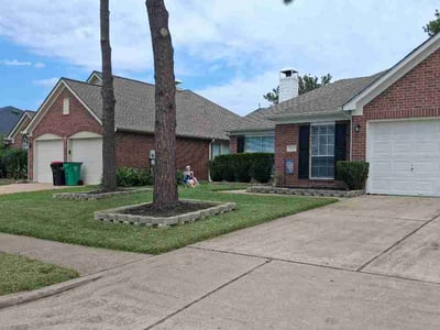 Lawn care service in Pearland, 77584