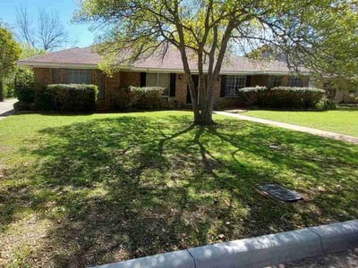 Lawn care service in Fort Worth, 76133