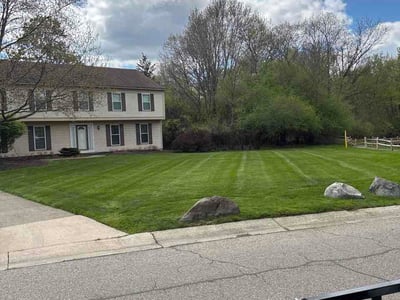 Lawn care service in West Bloomfield Township, 48322