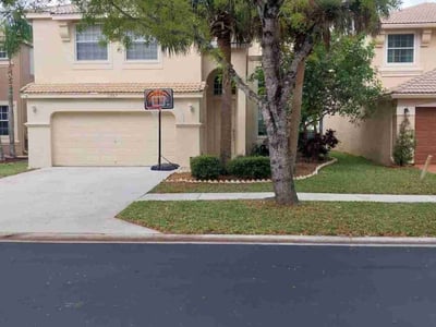 Lawn care service in Royal Palm Beach, 33411