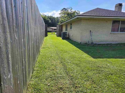 Lawn care service in Beaumont, 77706