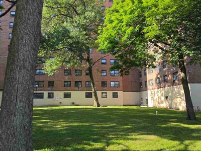Lawn care service in Newark, 07106