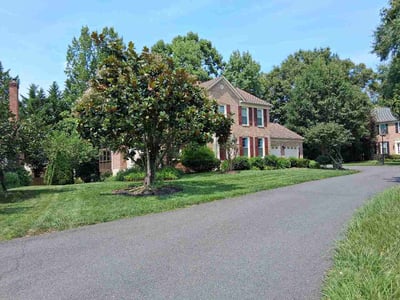 Lawn care service in Clifton, 20124