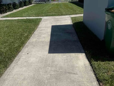 Lawn care service in Dania Beach, 33004