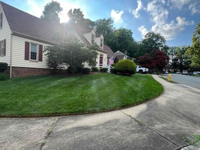 Lawn care service in Montclair, 22025