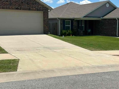 Lawn care service in Fayetteville, 72701