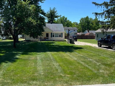 Lawn care service in Toledo, 43614