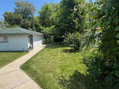 Lawn care service in Milwaukee, 53216
