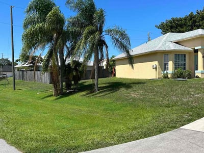 Lawn care service in Port St. Lucie, 34983