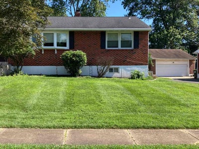 Lawn care service in Newark, 19702