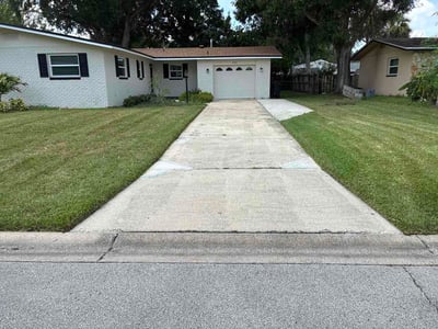Lawn care service in South Daytona, 32119