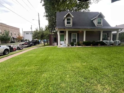Lawn care service in Dallas, 75206