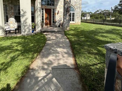 Lawn care service in Helotes, 78023